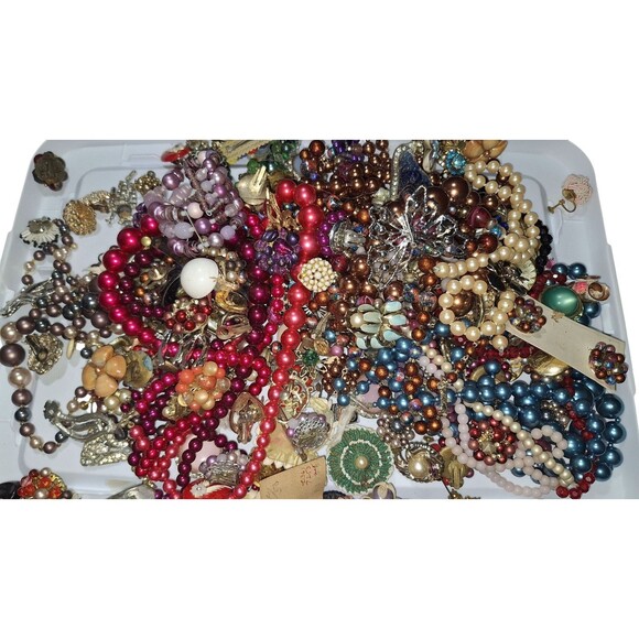 VTG 7lbs Costume Jewelry Lot – Faux Pearls Necklaces, Bracelets & Earrings - Picture 5 of 16